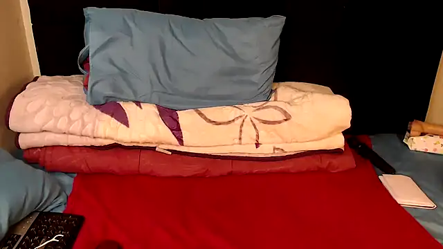 Snapshot of Busty-Londie chatting on 11.25.25 Busty-Londie online show from 11.25.25