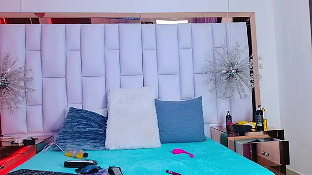 LiliFox18 online show from 12.19.24