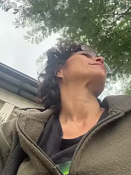 Snapshot of MireyaTorresGu chatting on 10.29.25 MireyaTorresGu online show from 10.29.25