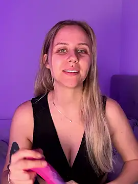 Snapshot of lunawolf21 chatting on 02.27.26 lunawolf21 online show from 02.27.26