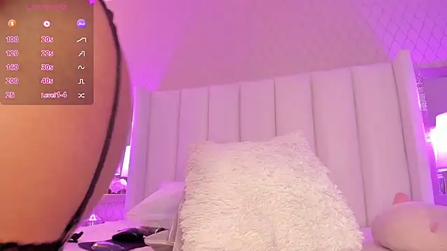 Snapshot of SophiaSmiiths_ chatting on 02.16.25 SophiaSmiiths online show from 02.16.25