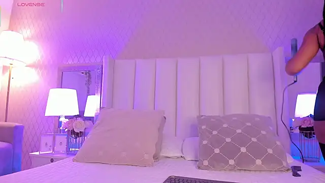 Snapshot of SophiaSmiiths_ chatting on 11.07.25 SophiaSmiiths online show from 11.07.25