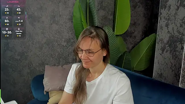 Snapshot of Lillian_White chatting on 09.13.25 Lillian White online show from 09.13.25