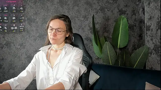 Snapshot of Lillian_White chatting on 11.11.25 Lillian White online show from 11.11.25