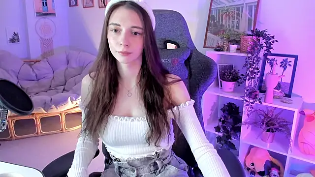 Snapshot of AveAngela chatting on 12.23.24 AveAngela online show from 12.23.24