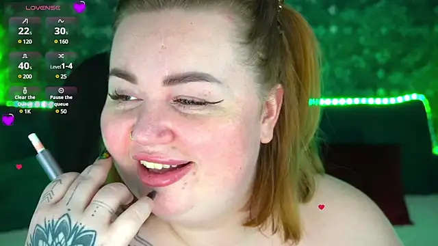 Snapshot of ZaraReignn chatting on 12.22.24 ZaraReignn online show from 12.22.24