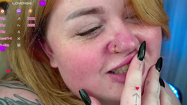 Snapshot of ZaraReignn chatting on 02.06.25 ZaraReignn online show from 02.06.25