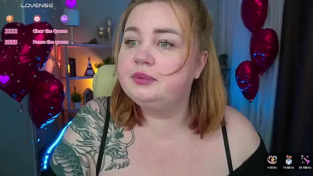 Snapshot of ZaraReignn chatting on 02.19.25 ZaraReignn online show from 02.19.25