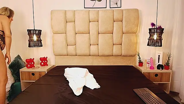 AdharaSmithh online show from 02.26.25