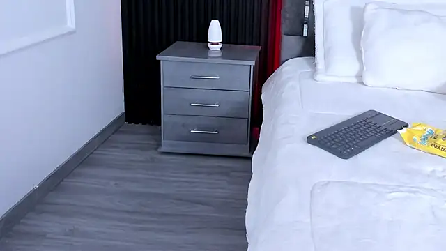 MiiaaMoonroee online show from 02.23.25