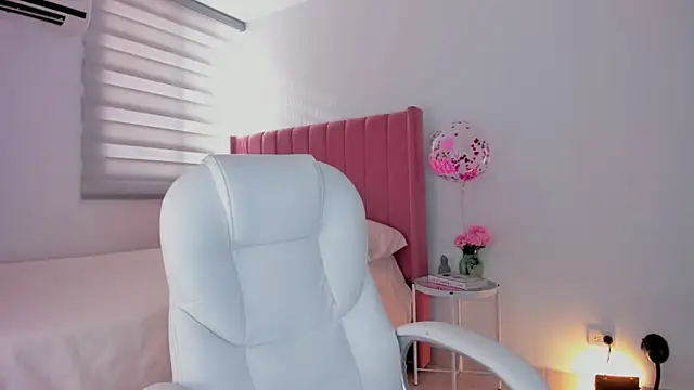 Snapshot of Ninamirley chatting on 12.14.24 Ninamirley online show from 12.14.24