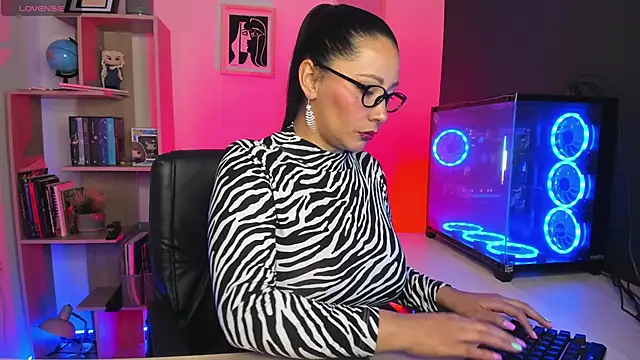 Snapshot of Sue_Wolls chatting on 01.06.25 Sue Wolls online show from 01.06.25