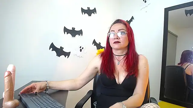 Snapshot of Lupiita223 chatting on 10.31.25 Lupiita223 online show from 10.31.25