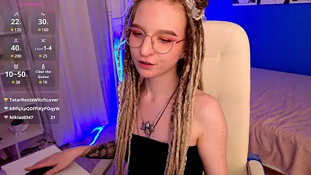 Snapshot of VioletShine chatting on 01.12.25 VioletShine online show from 01.12.25