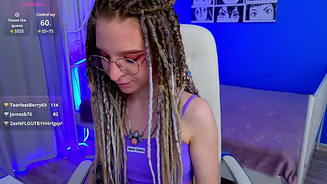 Snapshot of VioletShine chatting on 03.05.25 VioletShine online show from 03.05.25