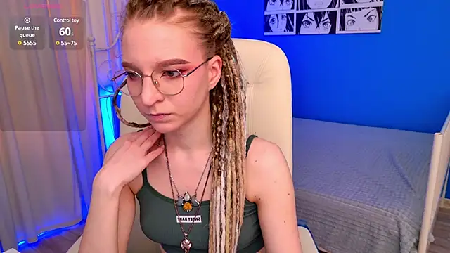 Snapshot of VioletShine chatting on 03.09.25 VioletShine online show from 03.09.25