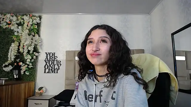 Queenjenn   online show from 12.26.24