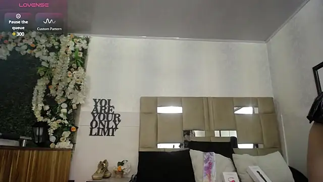 Queenjenn   online show from 01.06.25