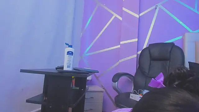 Queenjenn   online show from 02.25.25