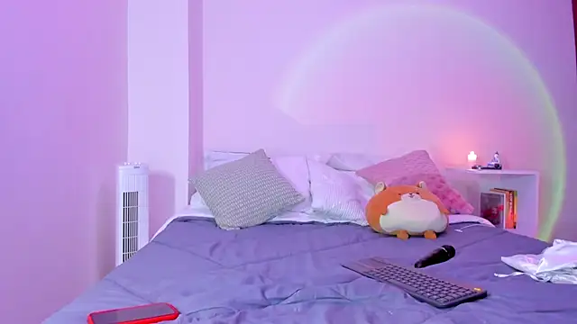 Snapshot of emillyhills chatting on 12.17.24 emillyhills online show from 12.17.24