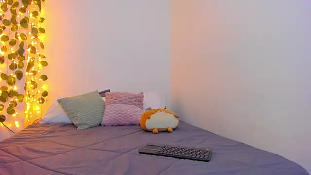 Snapshot of emillyhills chatting on 01.24.25 emillyhills online show from 01.24.25