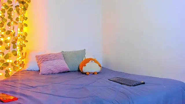 Snapshot of emillyhills chatting on 02.06.25 emillyhills online show from 02.06.25