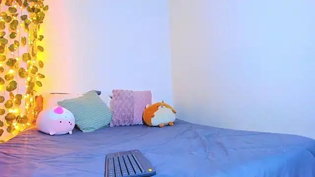 Snapshot of emillyhills chatting on 02.08.25 emillyhills online show from 02.08.25