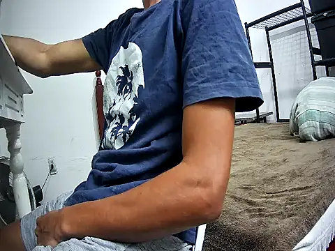 Snapshot of SkinnyLatinMan chatting on 11.07.25 SkinnyLatinMan online show from 11.07.25