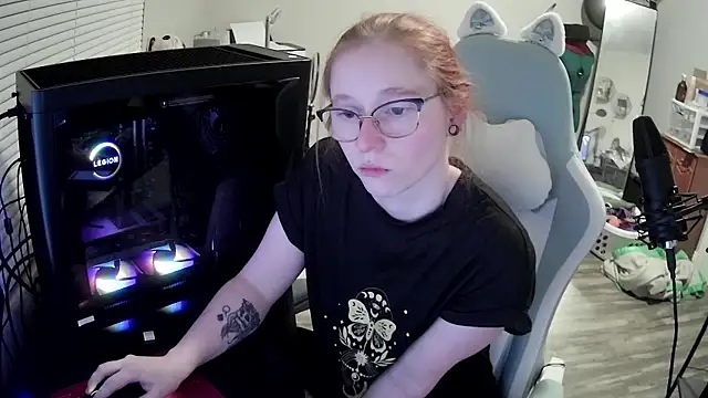 LilyFoxxx online show from 10.13.25