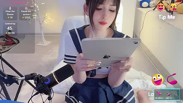 Snapshot of Unique-yiyi chatting on 02.22.25 Unique-yiyi online show from 02.22.25