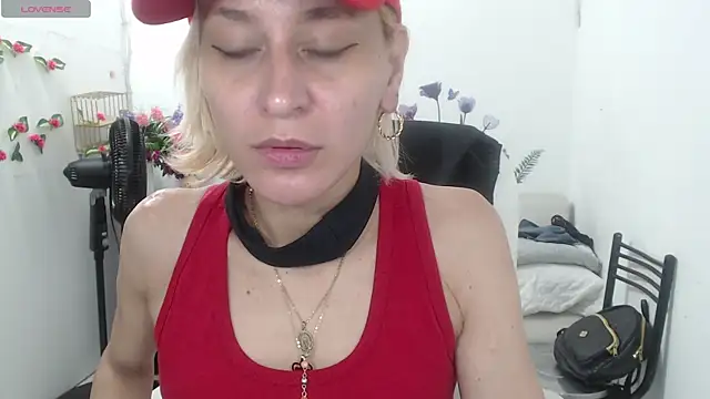 Snapshot of ariana_crazzy chatting on 01.22.25 ariana crazzy online show from 01.22.25