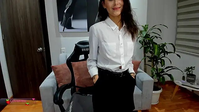 Snapshot of Emmy_petit chatting on 02.11.25 Emmy petit online show from 02.11.25