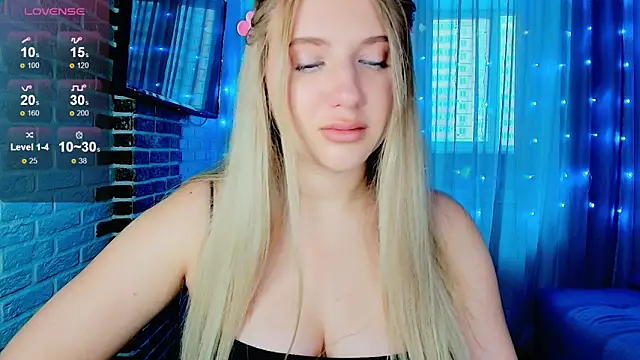 Snapshot of Evacadooo chatting on 10.07.25 Evacadooo online show from 10.07.25