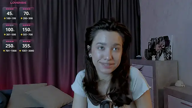 Snapshot of EmeliaReaper chatting on 10.30.25 EmeliaReaper online show from 10.30.25