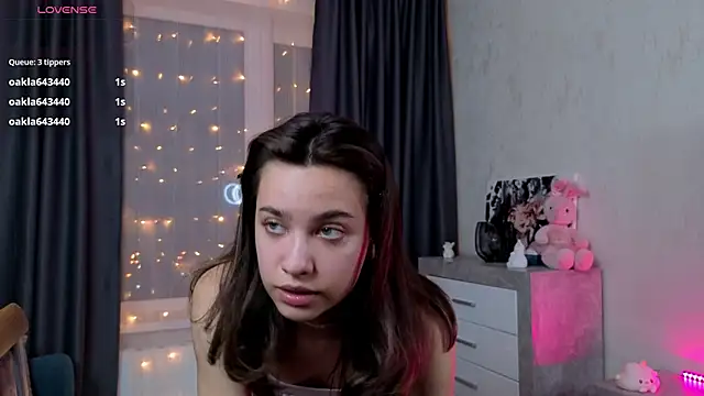 Snapshot of EmeliaReaper chatting on 11.26.25 EmeliaReaper online show from 11.26.25