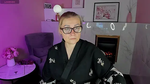 AlexandraKind online show from 02.04.25