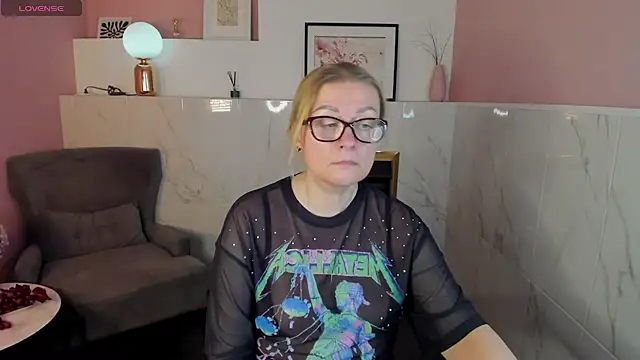 AlexandraKind online show from 02.17.25