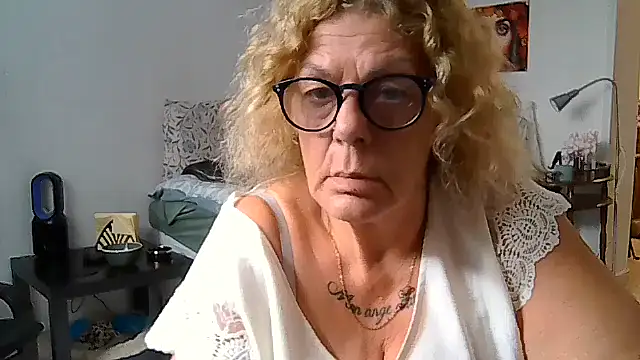 housewife shantie online show from 07.10.26