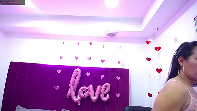 Snapshot of Kylee28 chatting on 02.14.25 Kylee28 online show from 02.14.25