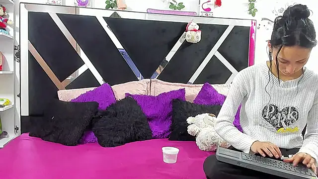 Snapshot of thedream_girls chatting on 09.19.25 thedream girls online show from 09.19.25