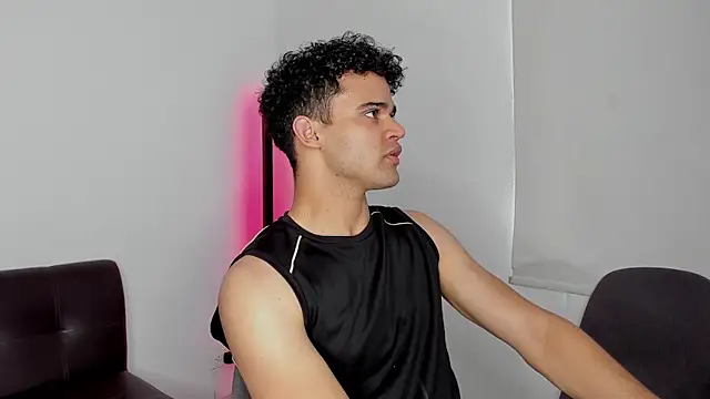 Snapshot of andrewChris_ chatting on 09.29.25 andrewChris online show from 09.29.25