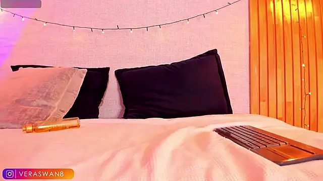 MoonSwan1 online show from 01.08.25