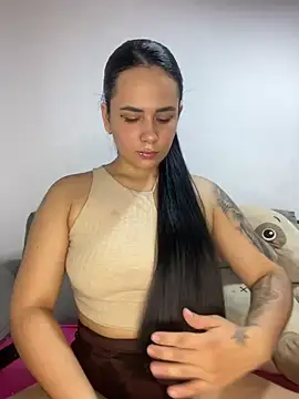 Snapshot of Leyna_Kenet chatting on 03.02.25 Leyna Kenet online show from 03.02.25