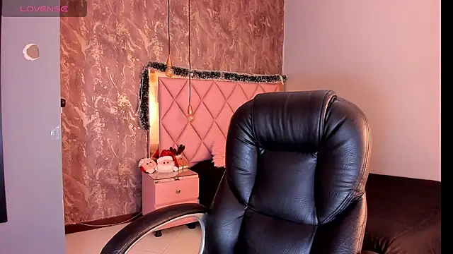 Snapshot of SKYLERWHIITEE chatting on 12.19.24 SKYLERWHIITEE online show from 12.19.24