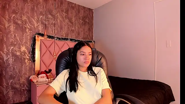 Snapshot of SKYLERWHIITEE chatting on 12.19.24 SKYLERWHIITEE online show from 12.19.24