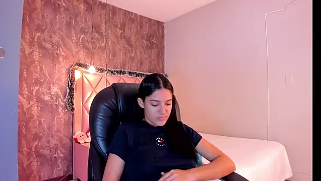 Snapshot of SKYLERWHIITEE chatting on 12.21.24 SKYLERWHIITEE online show from 12.21.24