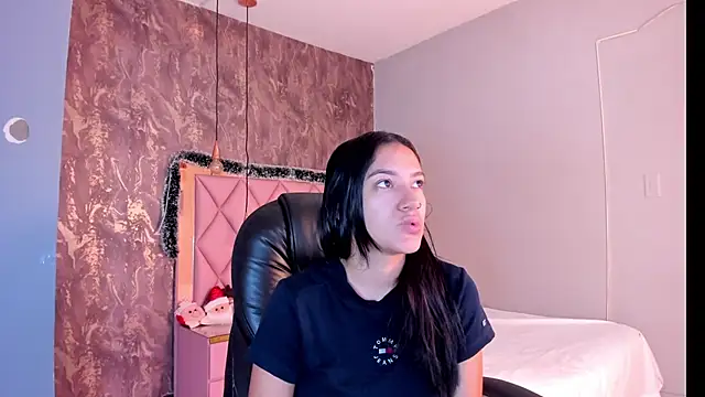 Snapshot of SKYLERWHIITEE chatting on 12.21.24 SKYLERWHIITEE online show from 12.21.24