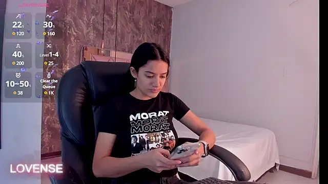 Snapshot of SKYLERWHIITEE chatting on 02.05.25 SKYLERWHIITEE online show from 02.05.25