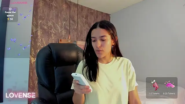 Snapshot of SKYLERWHIITEE chatting on 02.06.25 SKYLERWHIITEE online show from 02.06.25