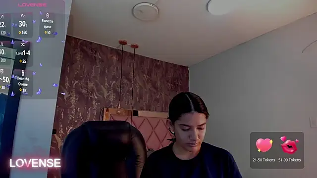 Snapshot of SKYLERWHIITEE chatting on 02.14.25 SKYLERWHIITEE online show from 02.14.25